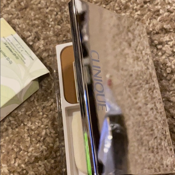 Clinique powder makeup compact NEW 24 golden - Picture 3 of 8